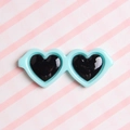 Dettaglio di mini occhiali da sole a cuore azzurro con lenti nere per bambole di peluche - Blu Chiaro - Grande