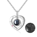 Makroaufnahme von Herzanhänger mit Projektion von Ich Liebe Dich in 100 Sprachen - Silber Römische Ziffern Herz Stil (01)