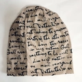 Leichte Beanie-Mütze in Hellbraun mit schwarzen handschriftlichen Text-Prints für Damen und Herren - Khaki