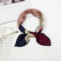 Foulard quadrato in seta con elegante design a blocchi di colore blu scuro e bordeaux - Patchwork Fiore Rosso