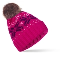 Détail d'un bonnet d'hiver en maille avec motif flocon jacquard et pompon en fausse fourrure - Rouge rose avec pompon marron