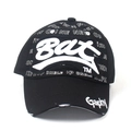 Dettaglio del cappellino nero con ricamo Bat bianco 3D e stampa street all-over - Regolabile / Nero Con Lettere Bianche