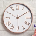 Horloge murale moderne de 12 pouces blanche avec cadre en métal or rose et chiffres 3D - Or rose