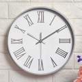 Horloge murale moderne de 30 cm avec cadre argenté et chiffres romains en relief - Argent