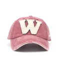 Detailaufnahme der burgunderroten Vintage-Baseballkappe mit gefranstem weißem W-Patch - Verstellbar / Burgunderrot