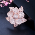 Détail d'une bague de luxe en forme de fleur en or rose avec des cristaux de zircone AAA - US 7 / Or rose