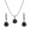 Vista detallada del conjunto de collar y pendientes de plata con circonitas negras - Negro