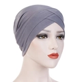 Detail van het kruislingse ontwerp op de donkergrijze elastische tulbandmuts voor dames - Grijs