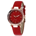 Detail van quartz horloge met rode sterrenwijzerplaat en roségouden lederen band - Rood