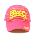 Détail de la casquette rose avec broderie 3D jaune et motifs de style streetwear - Réglable / Rose