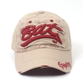 Détail de la casquette hip-hop beige avec broderie rouge BAC et finitions style vintage - Réglable / Kaki