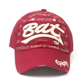Vue détaillée casquette rouge foncé avec broderie 3D Bar et visière effet usé - Réglable / Bordeaux
