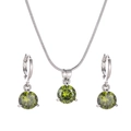 Détail d'un ensemble de bijoux en argent avec des pendentifs en zircon vert rond - Vert