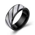 Anillo de 8mm en metal cepillado negro y plata con rayas diagonales y bordes pulidos - US 7 / Negro de Humo