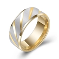 Anillo de 8mm en plata cepillada con rayas doradas diagonales y banda interior pulida - US 10 / Dorado