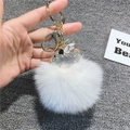 Dettaglio del portachiavi maialino dorato con strass e morbido pompon bianco - Maiale Bianco + Pompon / Bianco