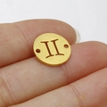 Ciondolo tondo in acciaio inossidabile dorato con numero romano II traforato - Stile Gemelli (Oro 3)