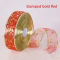 Gros plan sur ruban de Noël rouge transparent 5cm avec étoiles et flocons dorés - Monocouche Doré Rouge