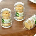 Set di stuzzicadenti in bambù in dispenser trasparenti su tavolo in legno casa - 1 Flacone (Circa 200 pezzi)