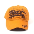 Détail d'une casquette de baseball orange vintage avec broderie Bat et effets d'usure - Réglable / Noir Gingembre