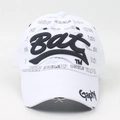 Dettaglio del ricamo nero Bat e delle stampe su un cappellino da baseball bianco - Regolabile / Bianco Con Lettere Nere