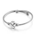 Bracciale a spirale argento con ciondolo a quadrifoglio su sfondo bianco - Colore Acciaio (KB106703-K)