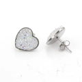 Detailansicht herzförmiger Edelstahl-Ohrstecker mit Druzy-Effekt und Silber-Schmetterlingsverschluss - Weiß(9)