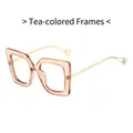 Modische quadratische Brille mit teefarbenem Rahmen und Perlendetails an den Bügeln - Tee Rahmen