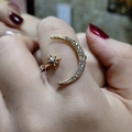 Verstellbarer goldener Ring mit Stern und Mondsichel, besetzt mit Zirkonia-Kristallen - Einstellbar Offen / Gold