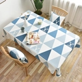 Tovaglia geometrica blu e bianca con motivo a testa di cervo su un tavolo di legno - Federa 45x45cm / Triangolo Cervo Blu (Senza Pizzo)