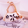 Llavero dorado con tacones de strass y colgantes de bolso con diseño floral blanco y negro - Negro