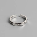 Anello aperto in argento sterling S925 con design a onde irregolari su sfondo grigio - Stile Intrecciato a Onda Irregolare (TYJ0217)
