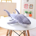 Peluche squalo grigio e bianco con un pratico cordino giallo per appenderlo - Squalo (Grigio/Bianco) / 140cm (1kg)