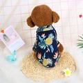 Chemise hawaïenne pour animaux bleu marine avec imprimé ananas jaune sur un chien - XS / Bleu Marine Hawaïen