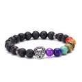Detalle de pulsera de cabeza de león en piedra volcánica con 7 cuentas de chakra sobre blanco - Cabeza de León - Plata Antigua