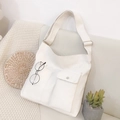 Witte minimalistische canvas schoudertas met dubbele voorzakken en brede schouderriem - Wit