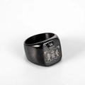 Détail d'une bague en acier noir avec armoiries néerlandaises et devise gravée - Taille 7 / Style Emblème Néerlandais / Noir