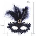 Elegante schwarze Spitzenmaske mit Federn und silbernen Strasssteinen für Kostümfeste - Schwarz