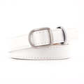 Elegante cinturón blanco de cuero para mujer con hebilla rectangular plateada y costuras - Blanco