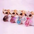 Porte-clés chat en strass colorés en noir, violet, bleu et rose sur base métallique - Couleur Aléatoire