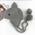 Cappello invernale per neonati a forma di squalo grigio con paraorecchie e pompon - Adatto per 0-3 anni / Grigio