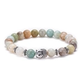 Nahaufnahme der silbernen Buddha-Kopf Perle und verzierten Spacer auf Natursteinarmband - Buddha-Kopf