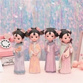 Set di quattro figurine di dame di corte cinesi in abiti tradizionali colorati - Set taglia piccola