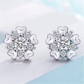 Macro de boucles d'oreilles en argent avec pétales en cœur et pierres de zircon brillantes - Pétale de Coeur Flocon de Neige Argent (JED342)