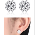Boucles d'oreilles trèfle en argent avec plis 3D et vue sur le mannequin réel - Trèfle à Quatre Feuilles Argent (JED202)