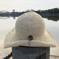 Elegante cappello di paglia beige lavorato a mano con bottone nero e tesa pieghevole - Beige / Regolabile