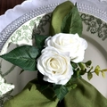 Hochzeitstischdeko mit weißen Seidenrosen und grünen Blättern am Serviettenring - Doppelter Weißer Rosenstil (ZWZ-PNR-832 F款)