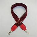 Dettaglio tracolla con motivo a spina di pesce rosso e nero e moschettoni in oro - Chiusura in Argento / Rosso
