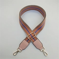 Dettaglio tracolla intrecciata multicolore con pelle rosa e fibbie dorate - Chiusura in Argento / Rosa 2