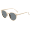 Schicke beige runde Sonnenbrille mit dunkelgrauen Gläsern in einer 45-Grad-Studio-Seitenansicht - Cremeweißer Rahmen Graue Gläser